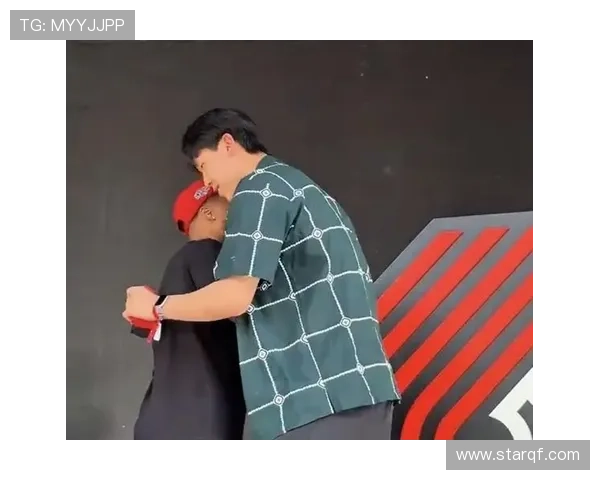 开拓者社区活动精彩瞬间杨瀚森与利拉德亲密互动回馈球迷